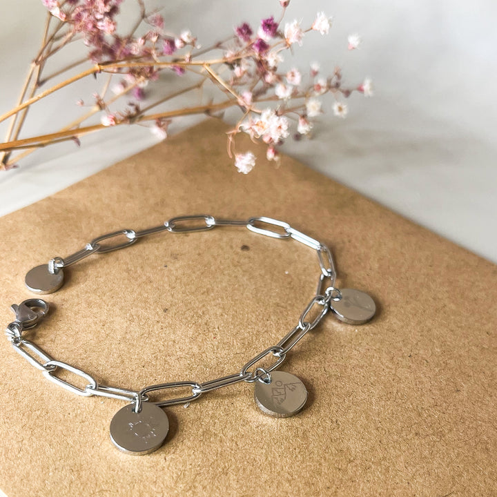 Passt an jedes Handgelenk / Das Armband ist individuell größenverstellbar.