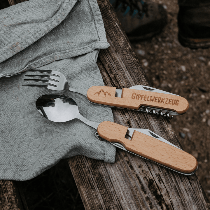 Trennbar in zwei Teile / Das Gipfelwerkzeug teilt sich in der Mitte, sobald du Löffel und Gabel drehst. Damit kannst du dein Besteck separat voneinander benutzen.