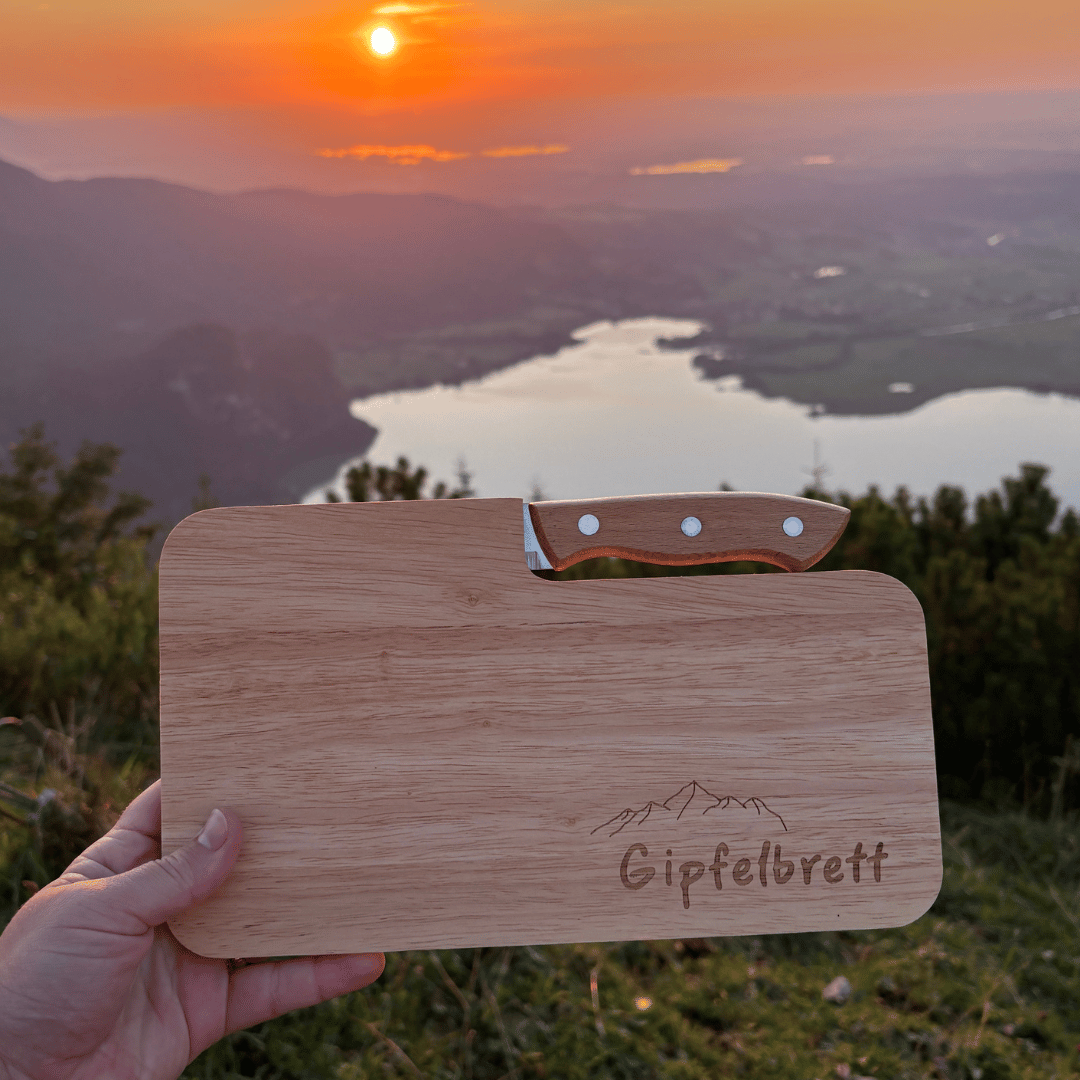 Kompakt & leicht / Das Holzbrett mit Messer ist perfekt für unterwegs.