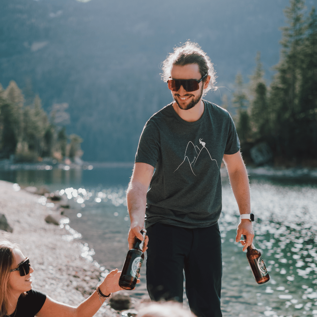 Fabi trägt eine M / Und er ist 1,74cm groß.