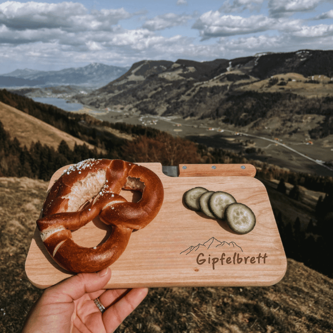 Holzbrett mit Messer