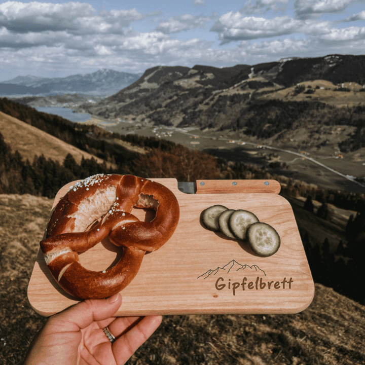 Holzbrett mit Messer