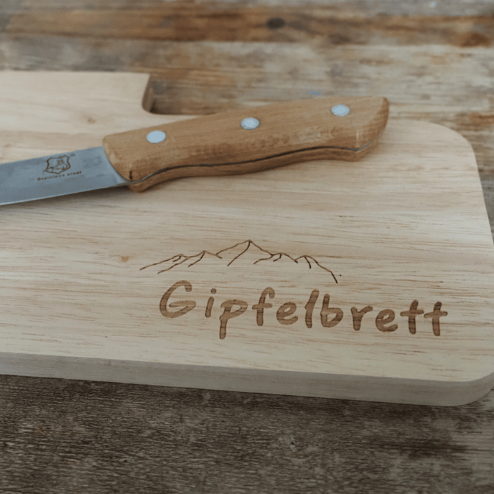 Holzbrett mit Messer