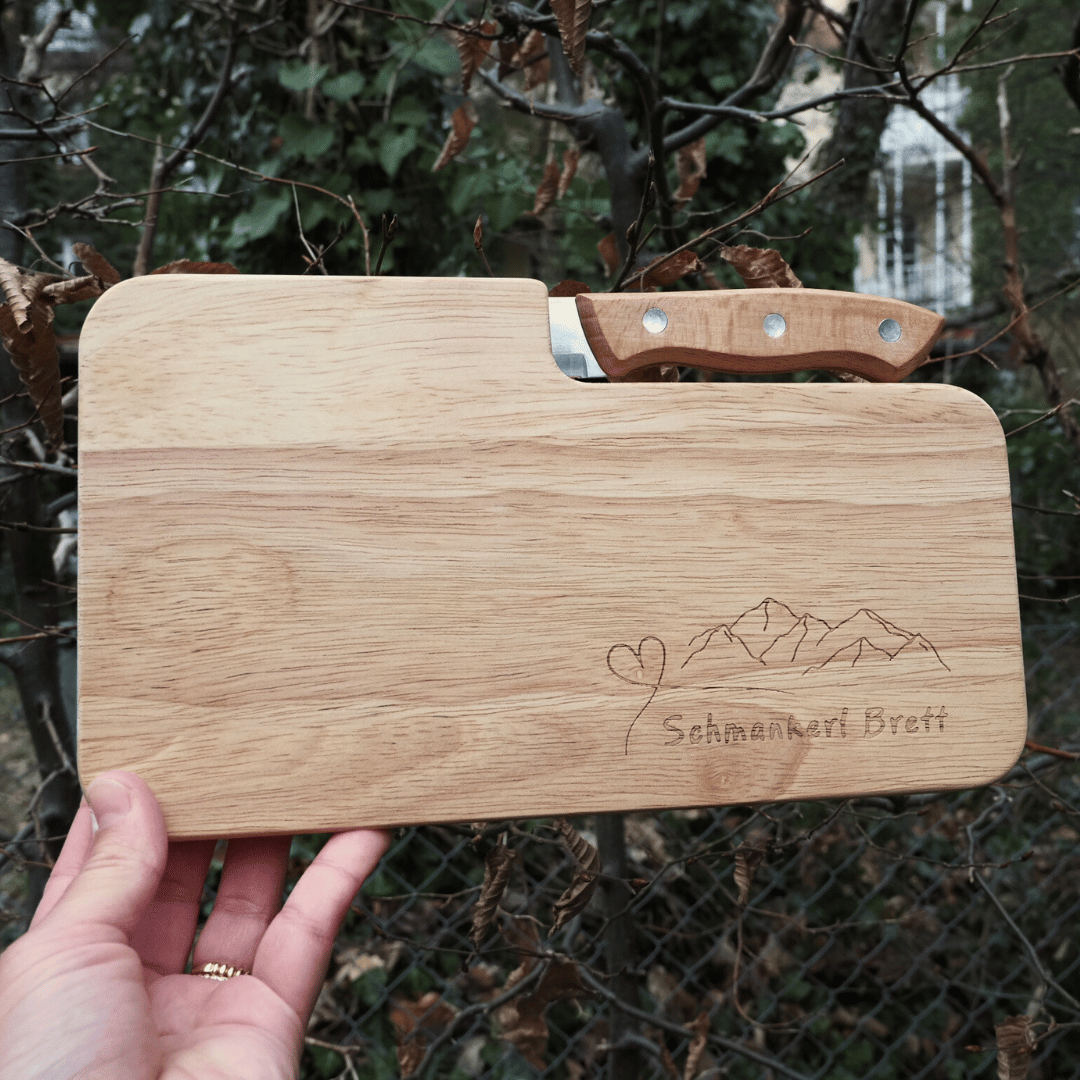 Holzbrett mit Messer