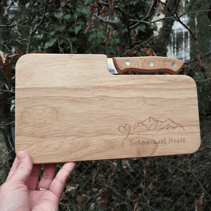 Holzbrett mit Messer