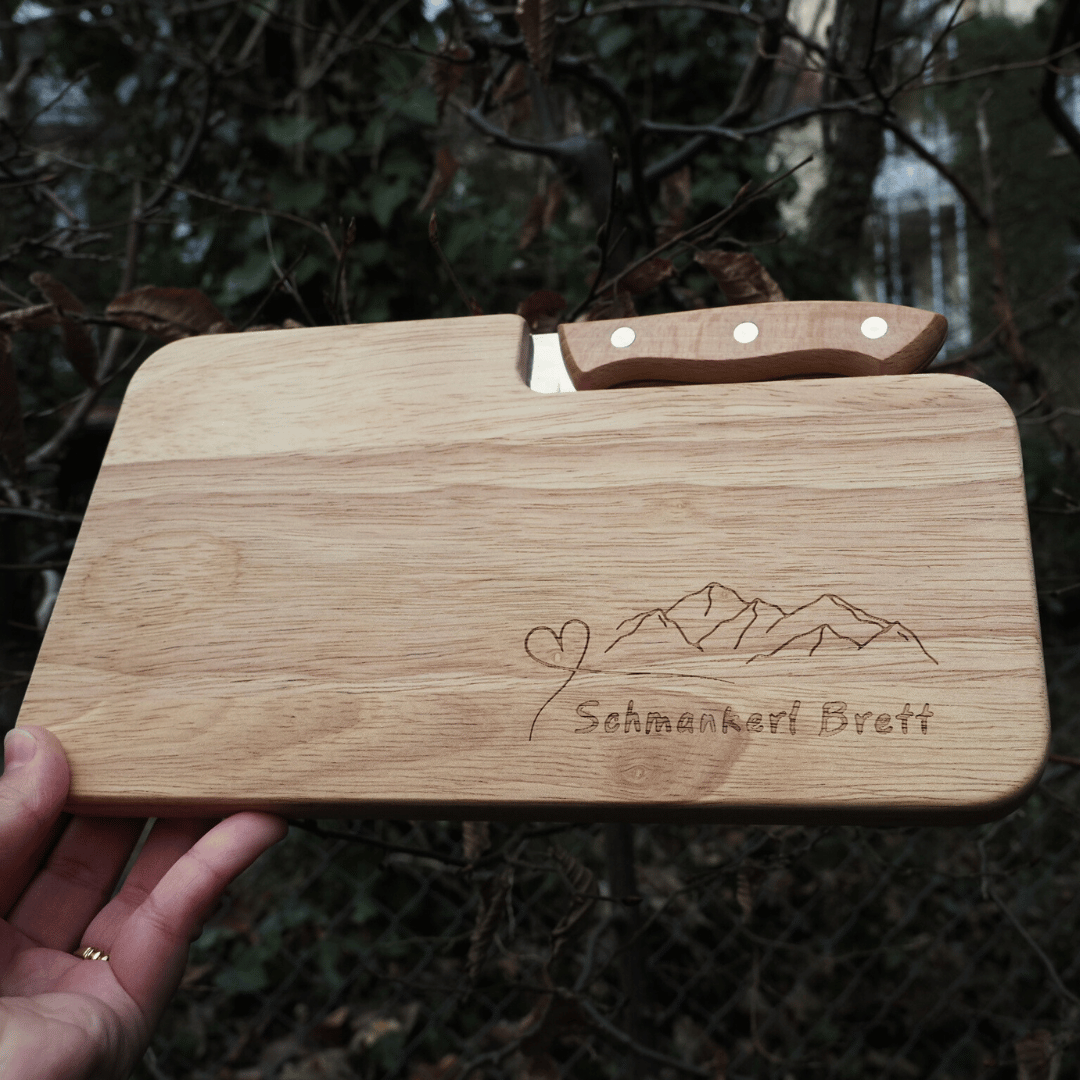 Holzbrett mit Messer