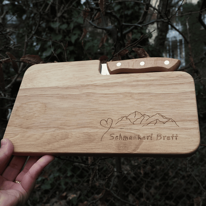 Holzbrett mit Messer