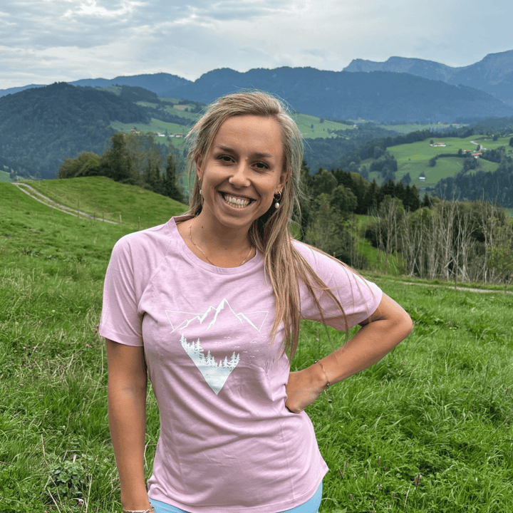 Anna trägt hier eine S / Und sie ist 1,57cm groß. 